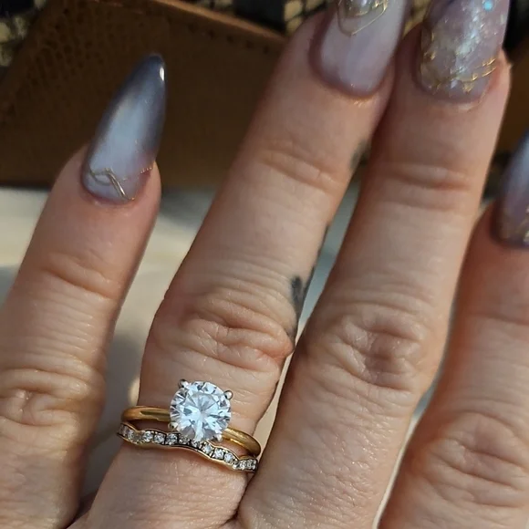 Diamond Solitaire Wedding Engagement Ring - Picture 4 of 6